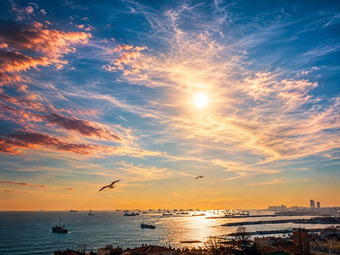 Marmara üzerinde gün batımı ve martılar — Ayasofya Hotel