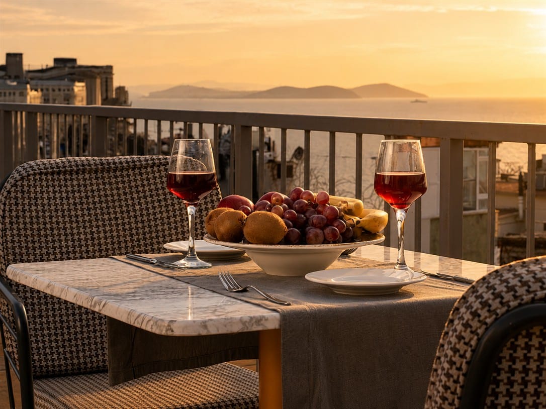 Deniz manzaralı teras akşam yemeği — Ayasofya Hotel