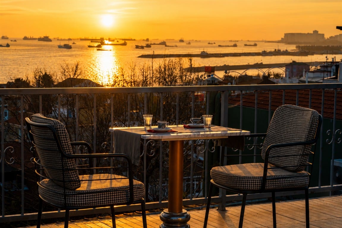Gün batımında teras masası — Ayasofya Hotel