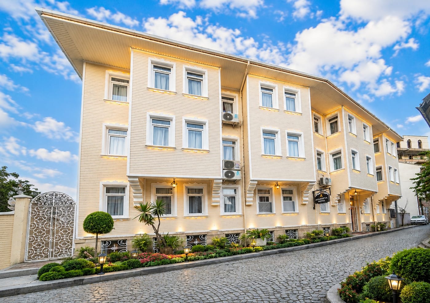 Ayasofya Hotel facade, Küçük Ayasofya district